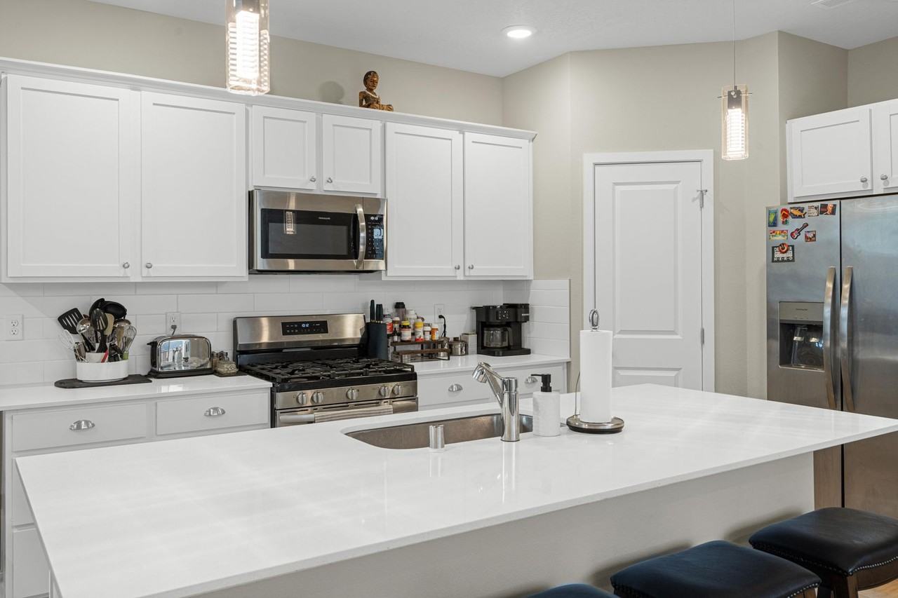 113 E Sandmyrtle Ave - Photo 4 of 24