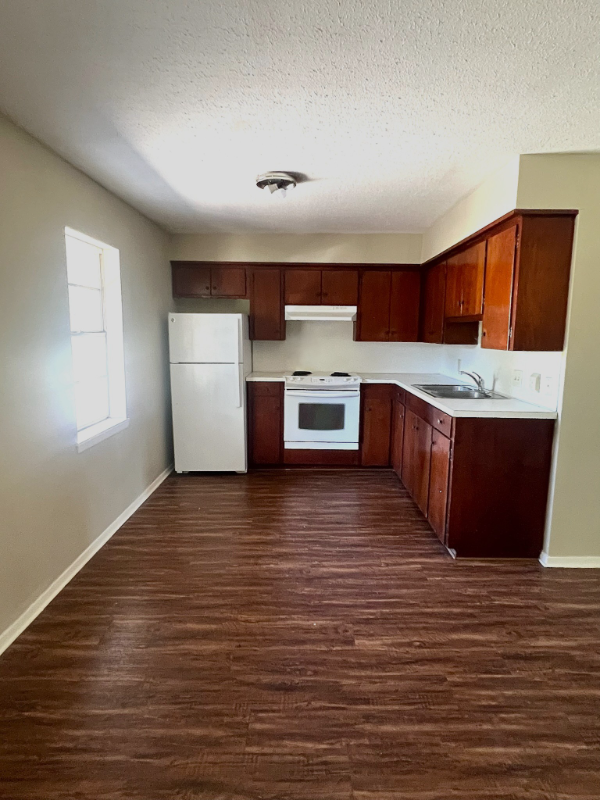 317 W School St #B - Photo 2 of 5