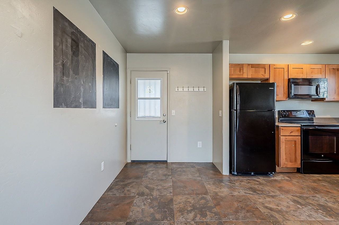 2302 N Hampton St - Photo 5 of 39