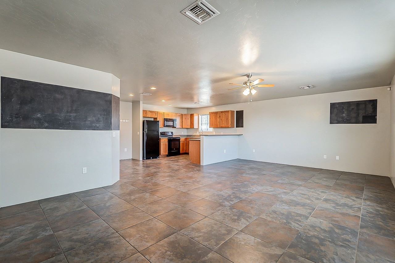 2302 N Hampton St - Photo 6 of 39