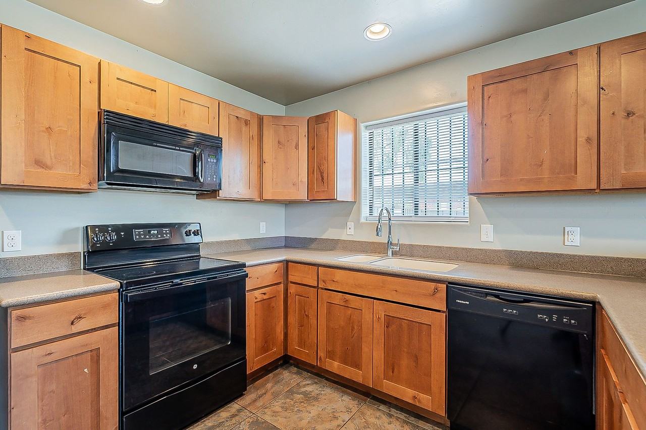 2302 N Hampton St - Photo 7 of 39