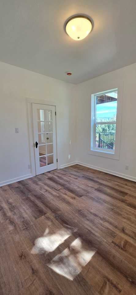 327 Drummond St - Photo 3 of 28