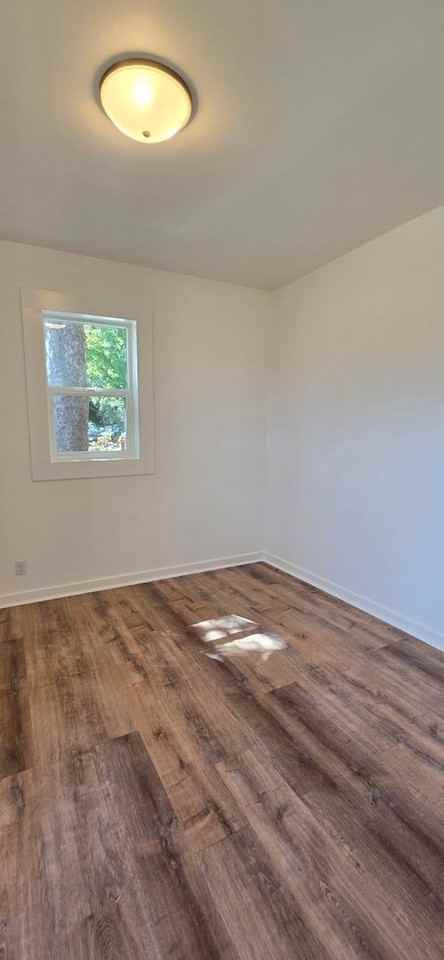 327 Drummond St - Photo 5 of 28