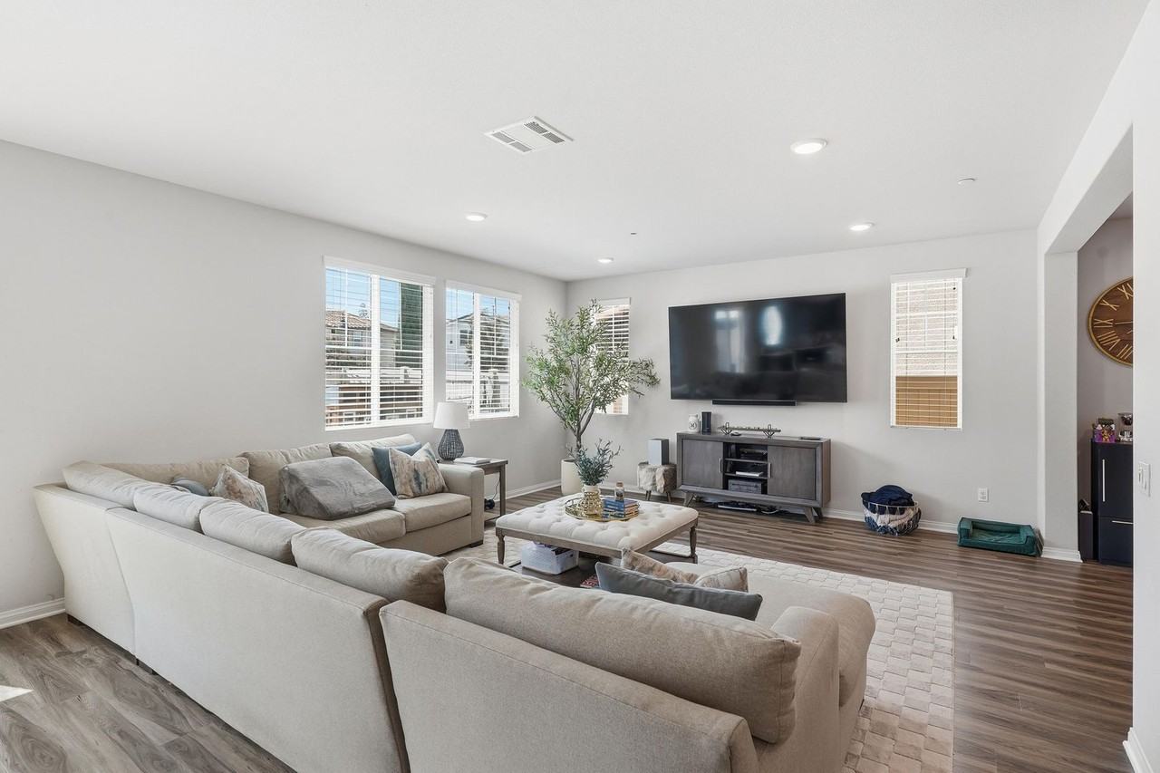 16084 Cousteau Ln - Photo 4 of 21