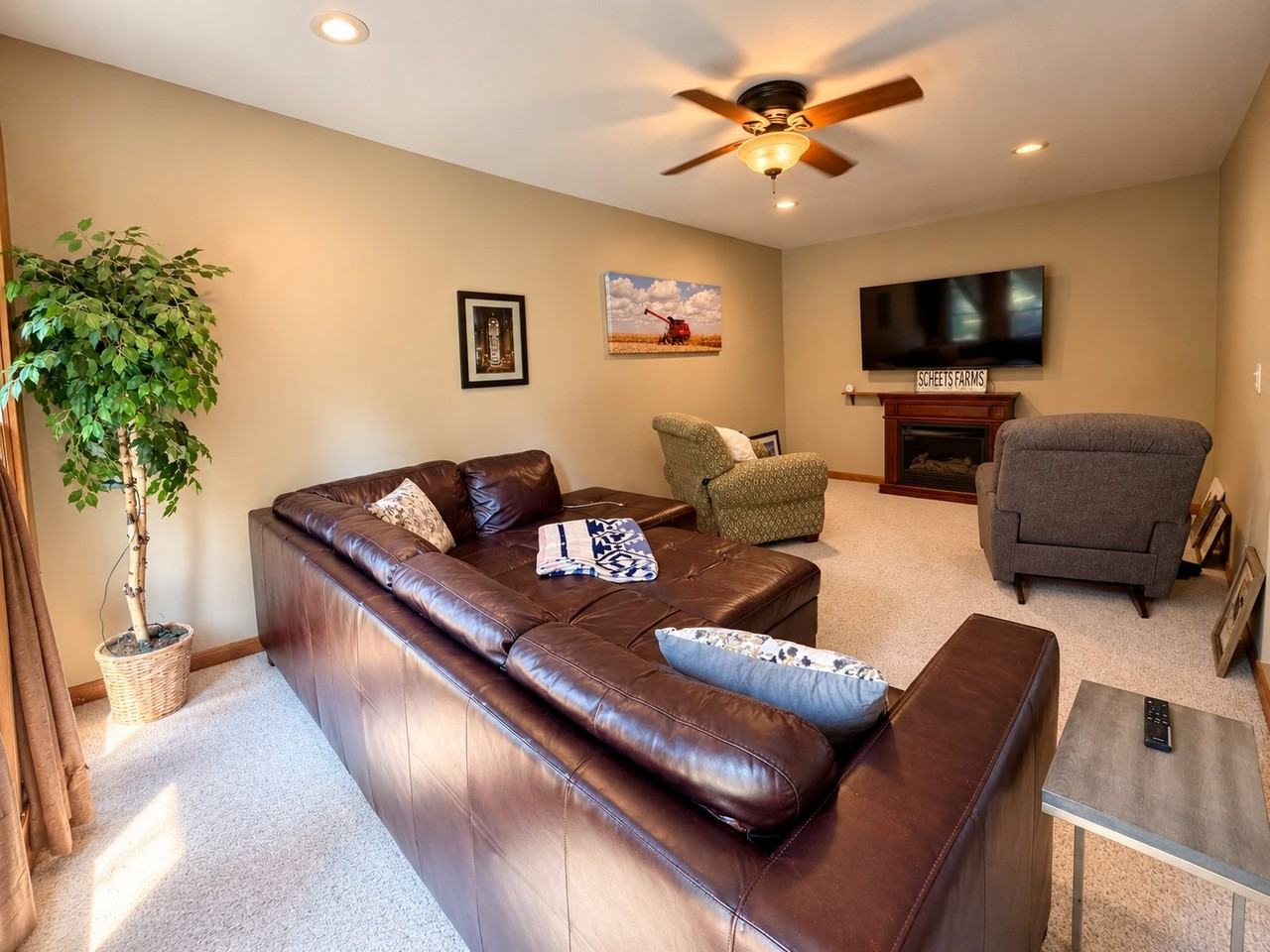 327 W Poplar St - Photo 3 of 20