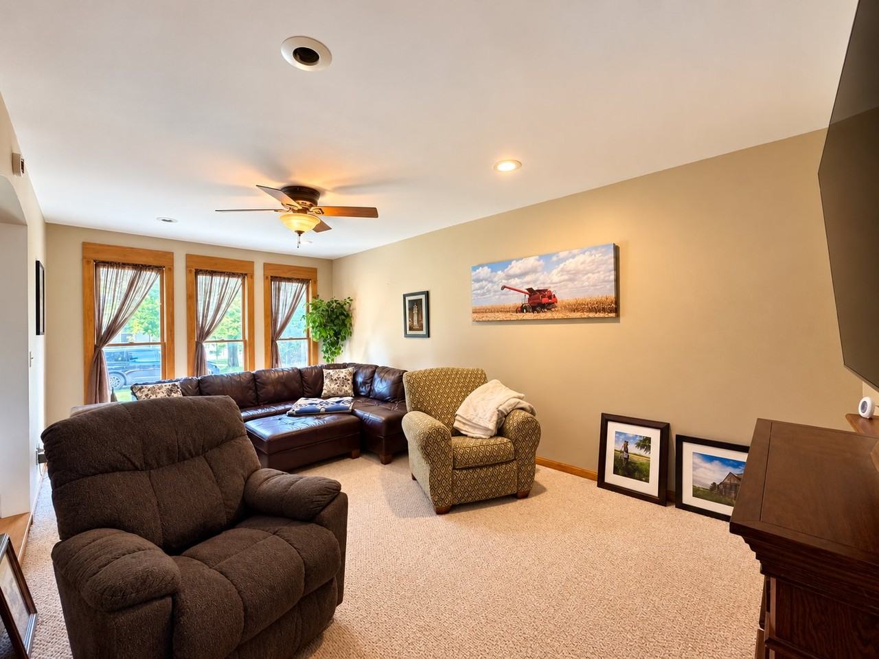 327 W Poplar St - Photo 4 of 20