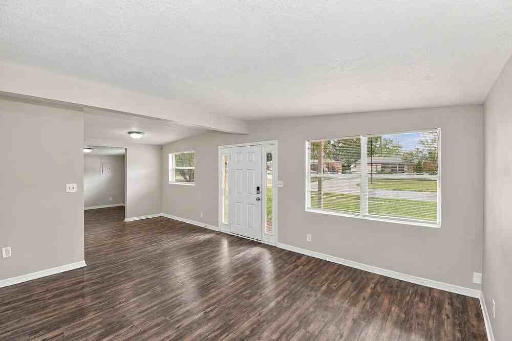 3018 Carrevero Dr W - Photo 4 of 16