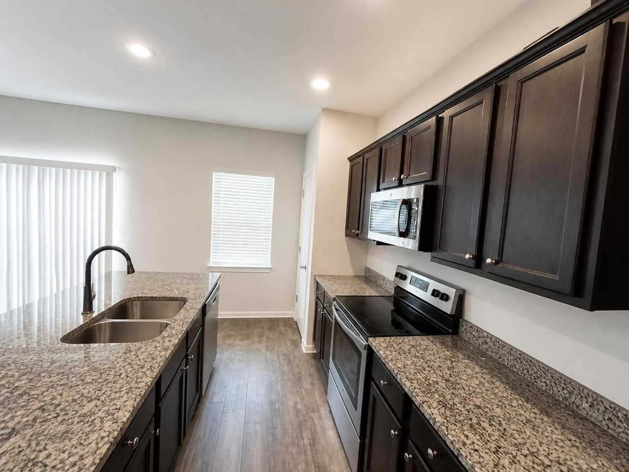 1021 Margot Ln - Photo 2 of 17