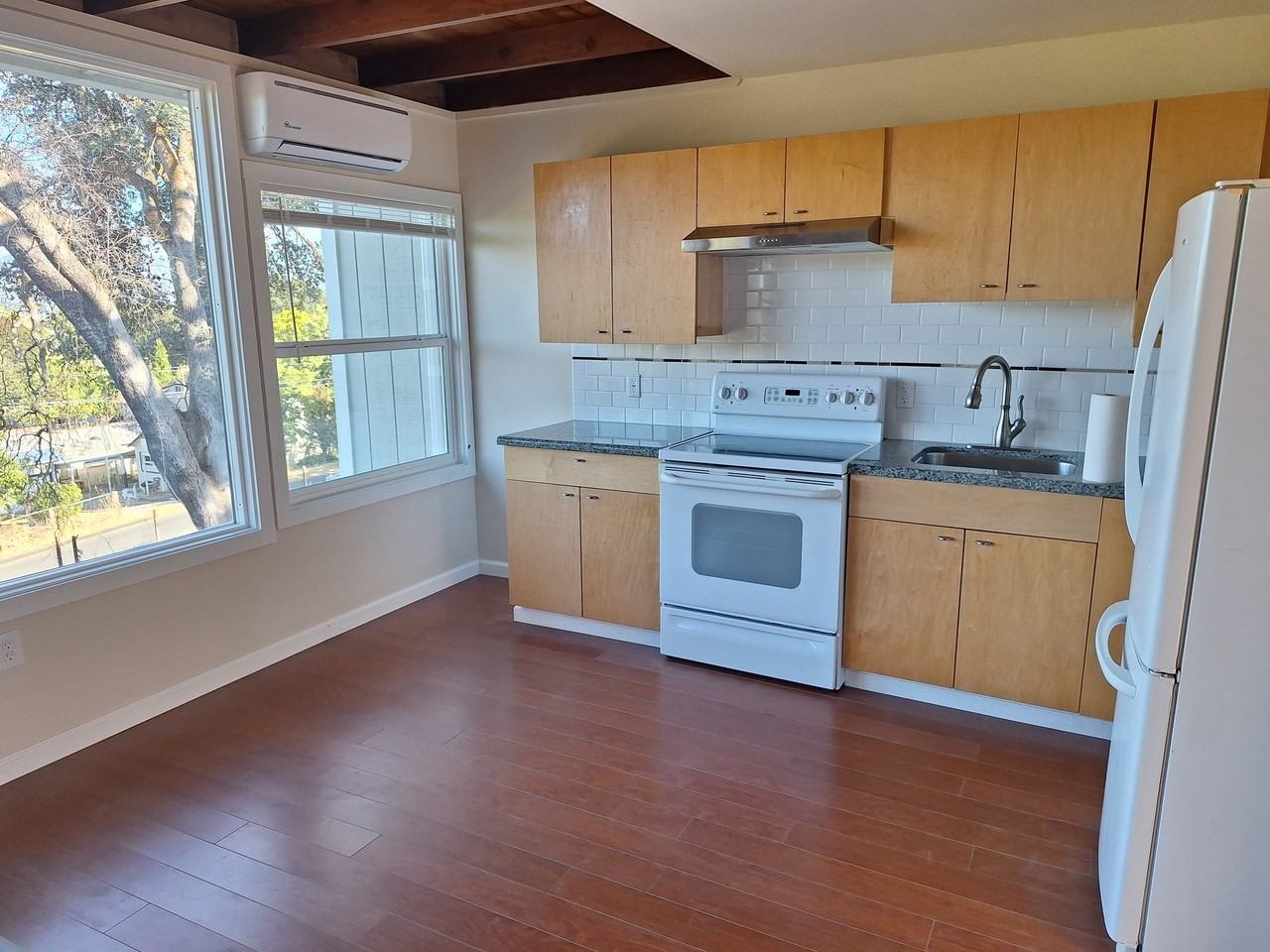 140 N Lakeview St - Photo 2 of 8
