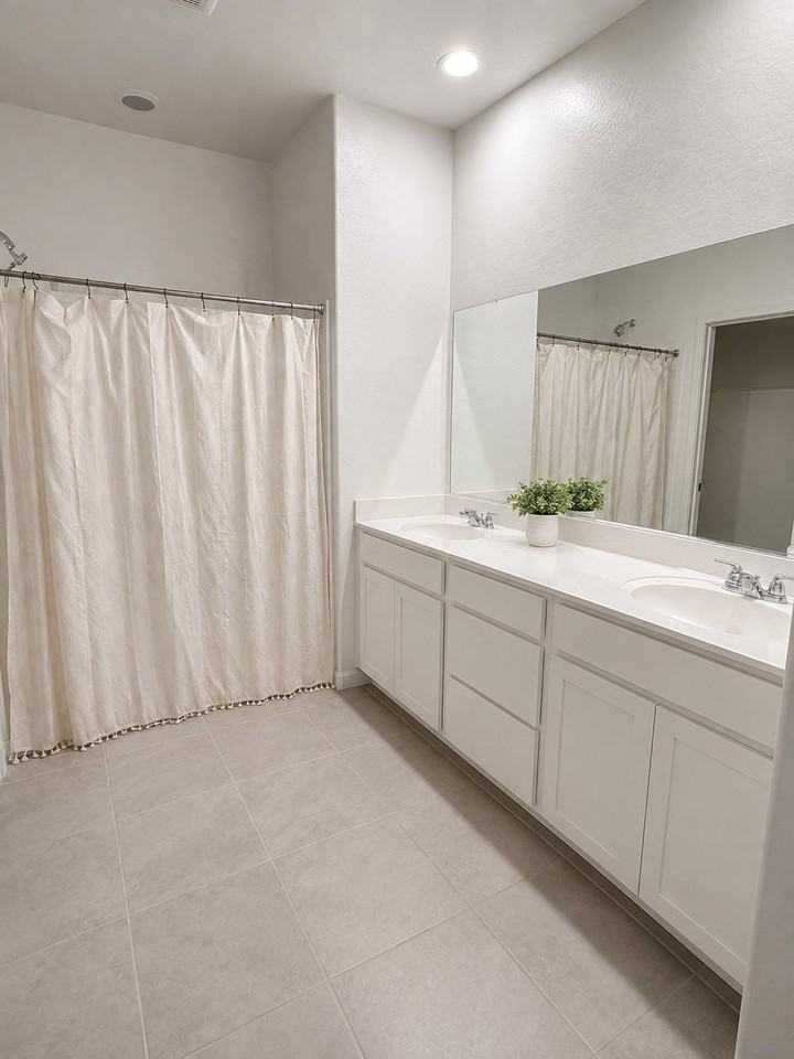 4156 E Haley Dr - Photo 4 of 9