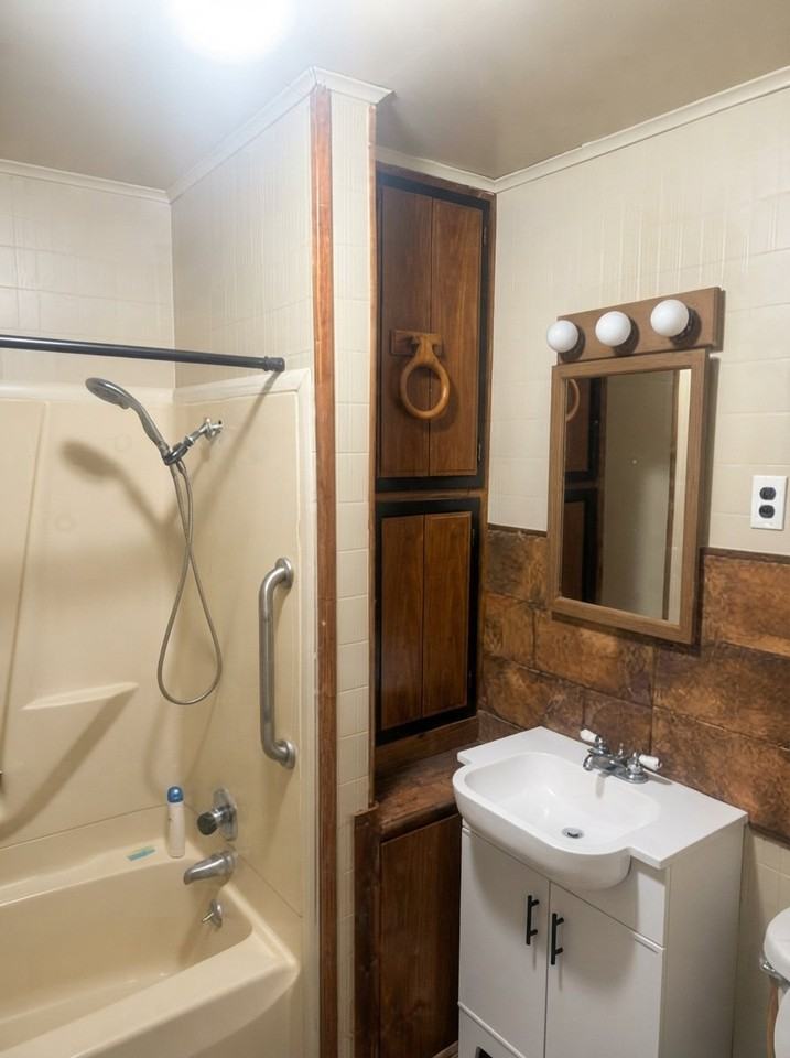 300 E 8th St - Photo 7 of 15