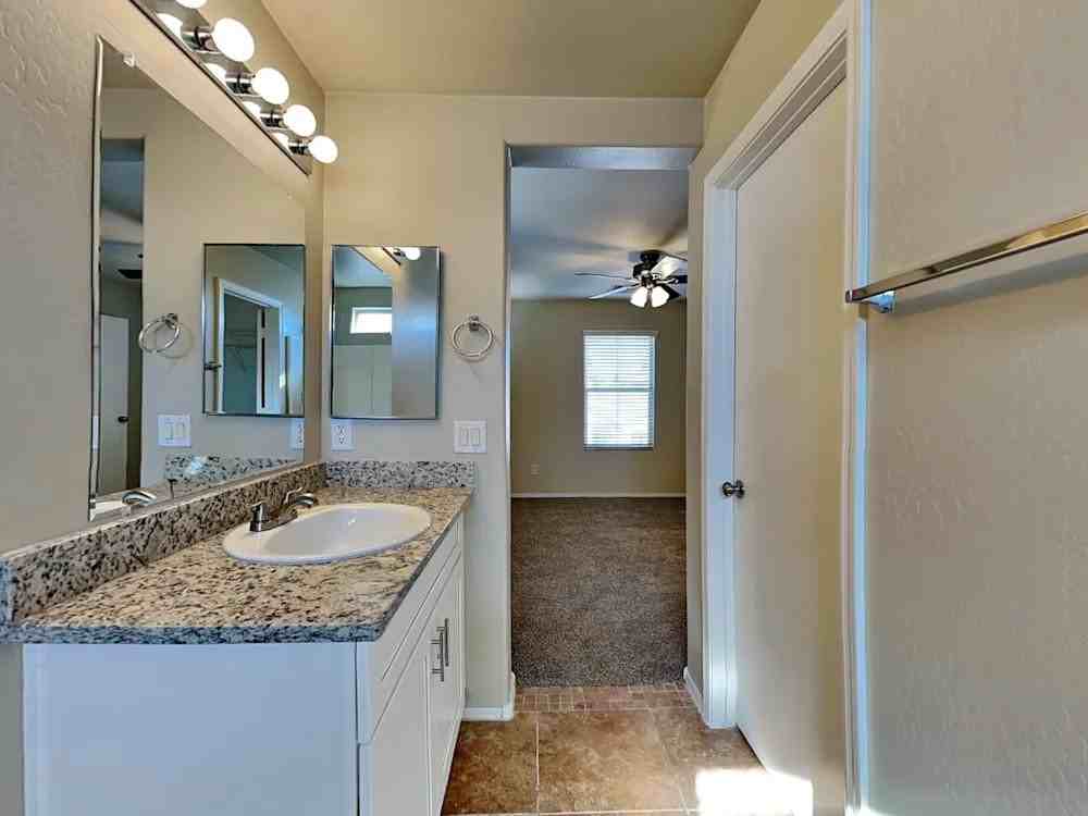 5222 W Fulton St - Photo 7 of 9