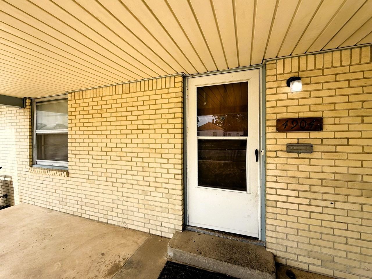 4904 E 9th St N - Photo 2 of 10