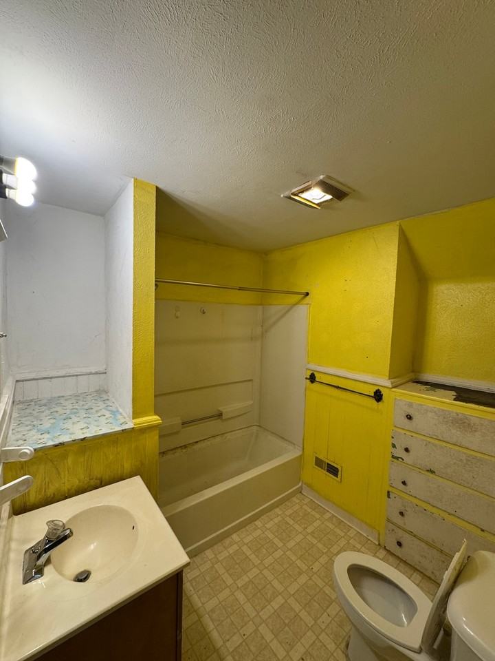 918 Harding Dr - Photo 2 of 12