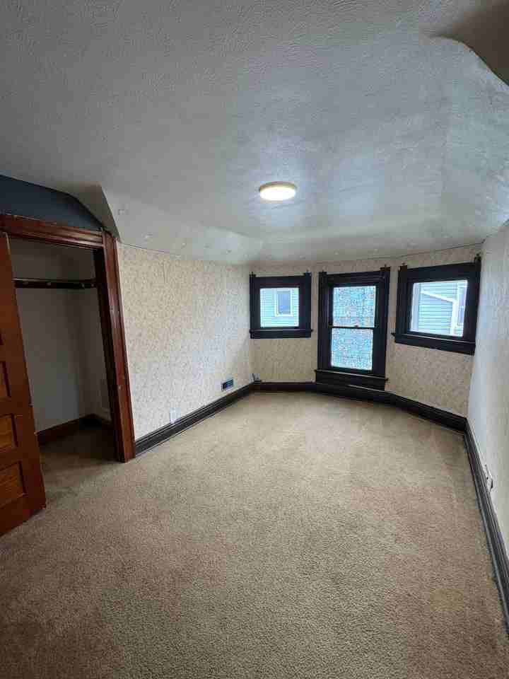 918 Harding Dr - Photo 3 of 12