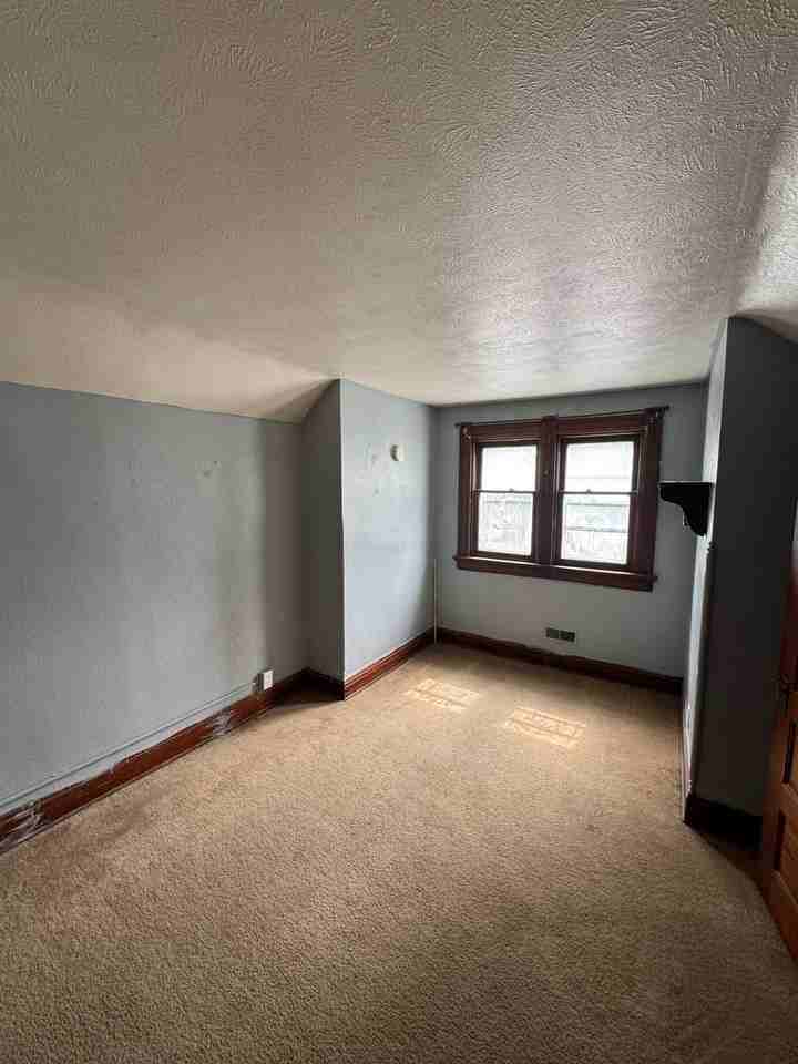 918 Harding Dr - Photo 4 of 12
