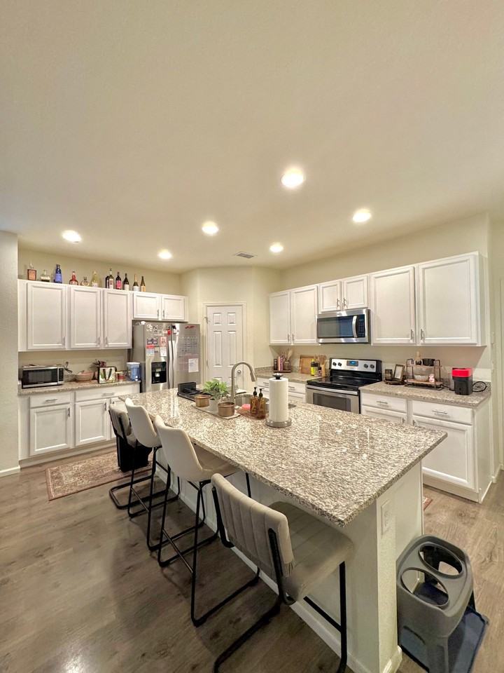 4758 Kittredge St #6 - Photo 3 of 16