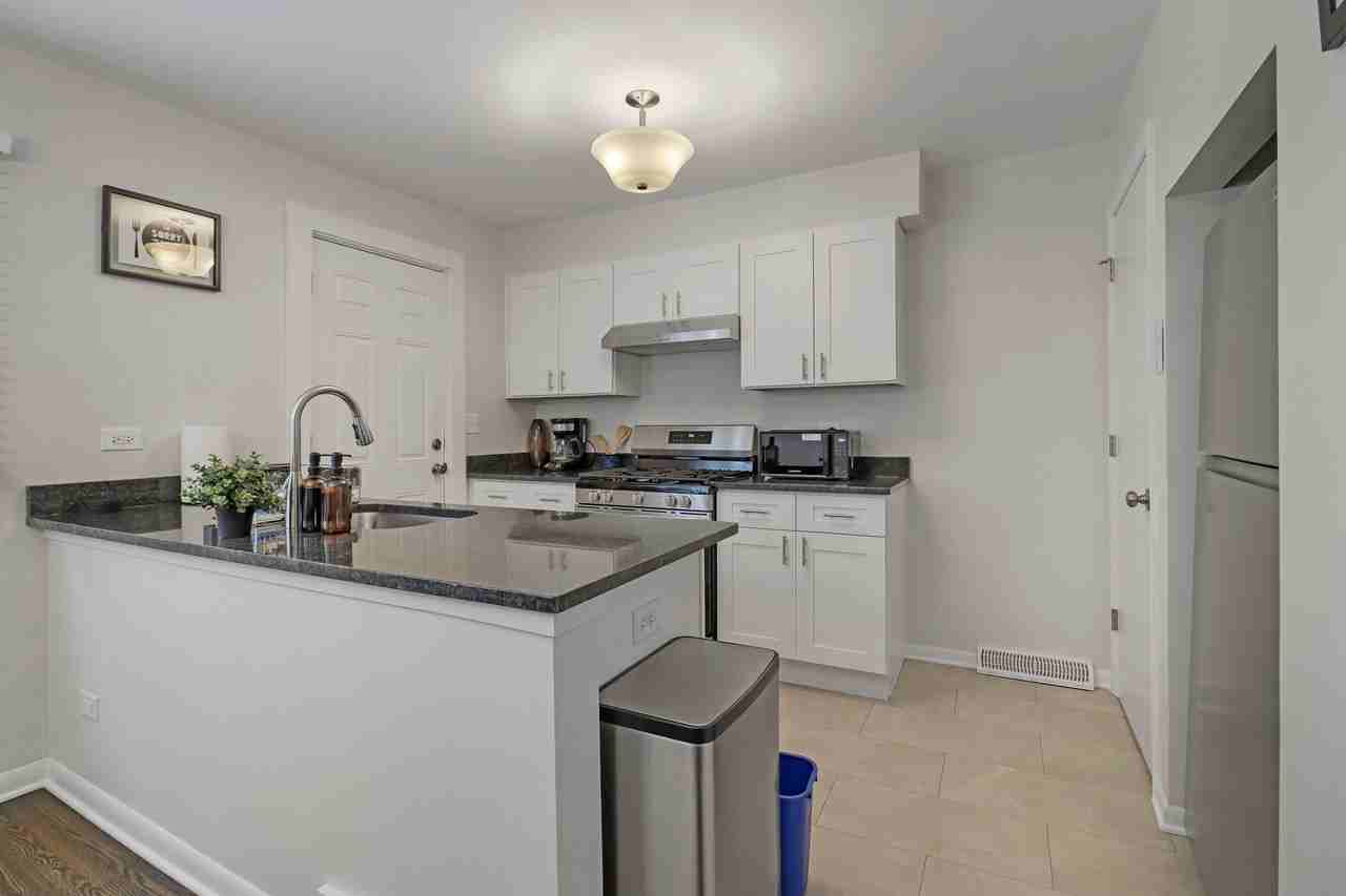 2301 Western Ave #2303 - Photo 4 of 10