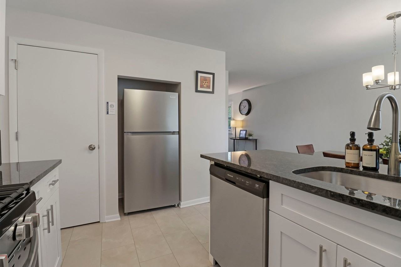 2301 Western Ave #2303 - Photo 5 of 10