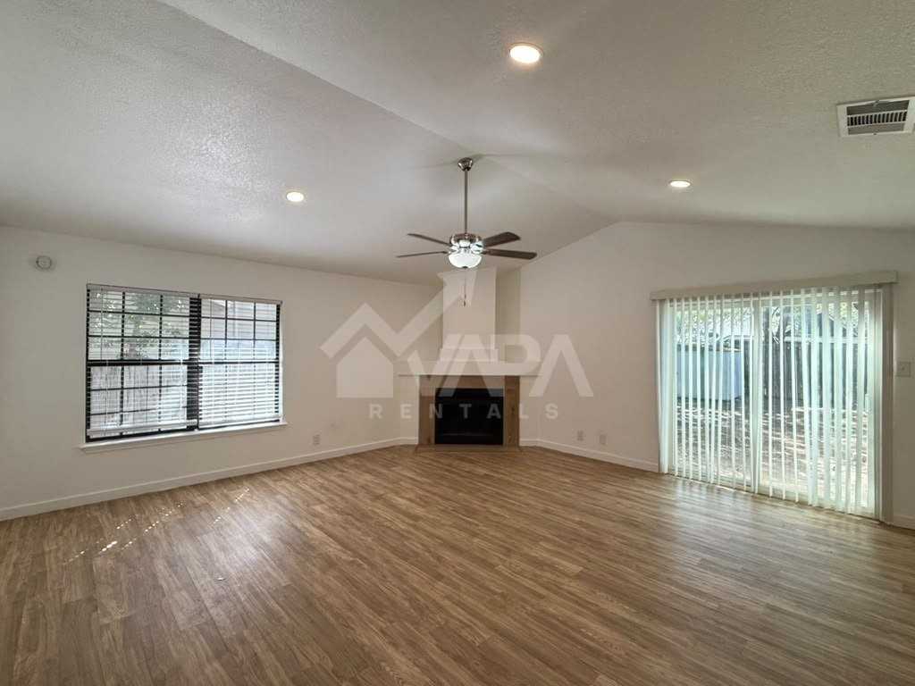10038 Raven Field Dr - Photo 4 of 19