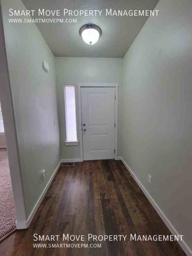11214 W Race St - Photo 4 of 39