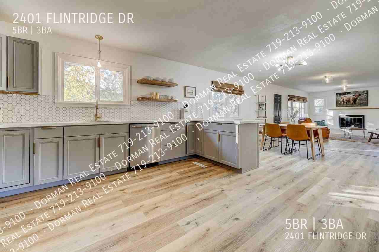 2401 Flintridge Dr - Photo 4 of 38