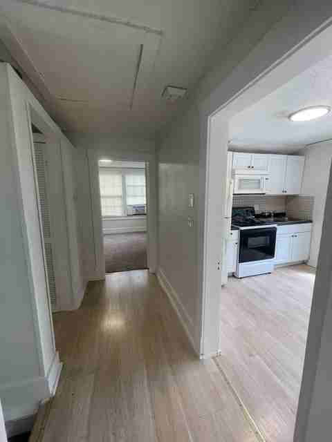 410 28th St W #B - Photo 5 of 19