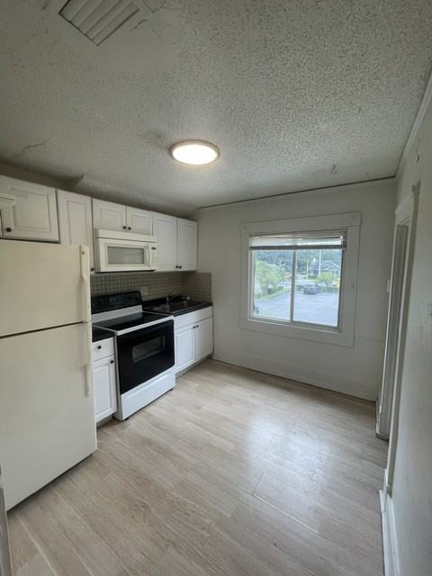410 28th St W #B - Photo 6 of 19