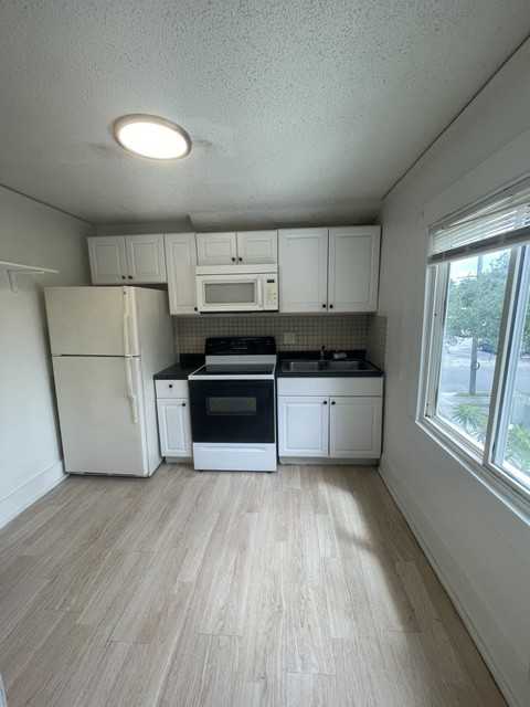 410 28th St W #B - Photo 7 of 19