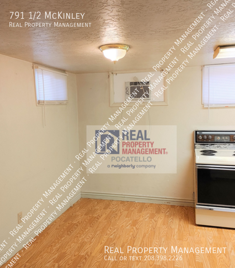 791 1/2 Mckinley Ave - Photo 4 of 16