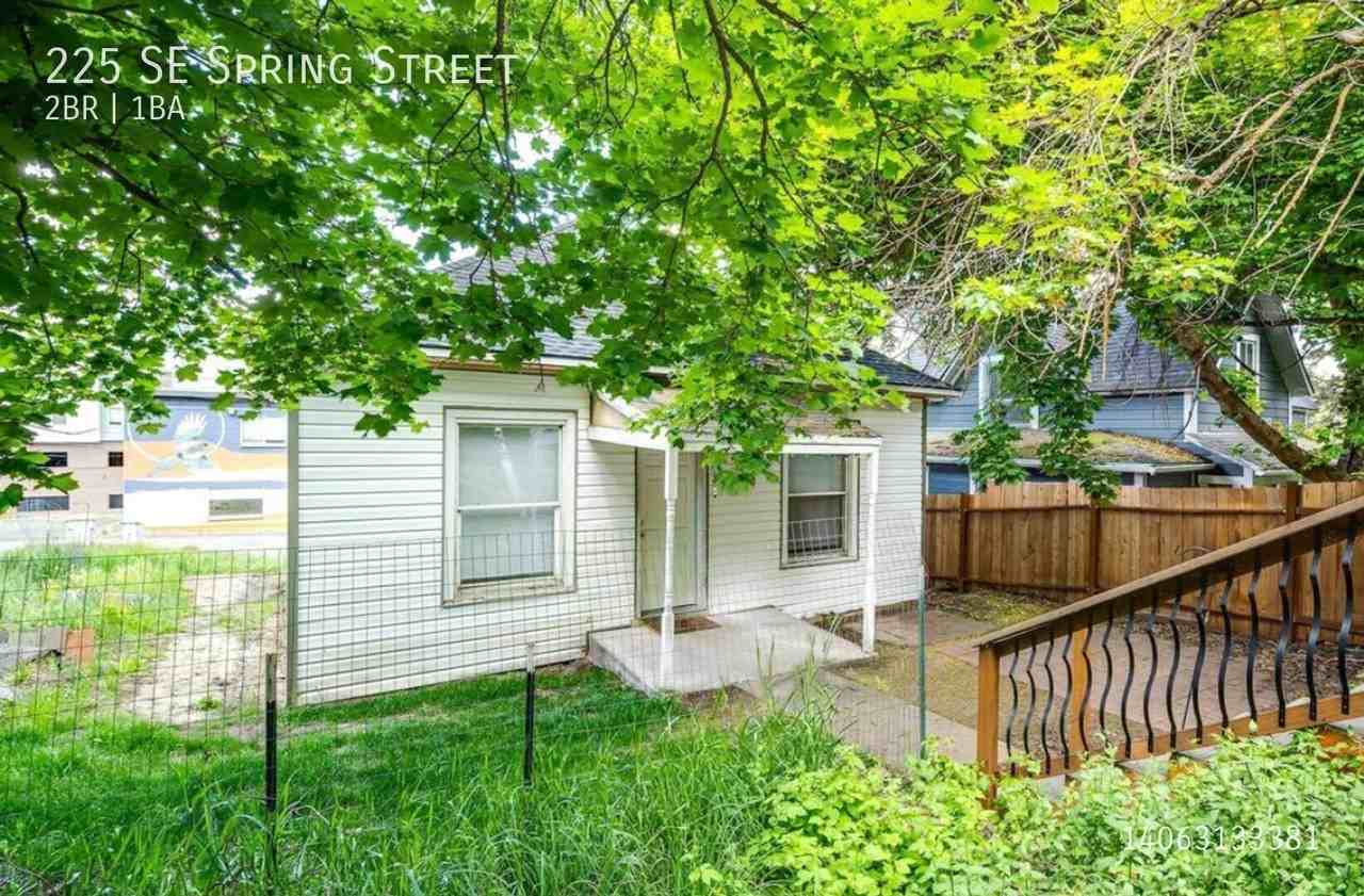 225 Se Spring St - Photo 2 of 20