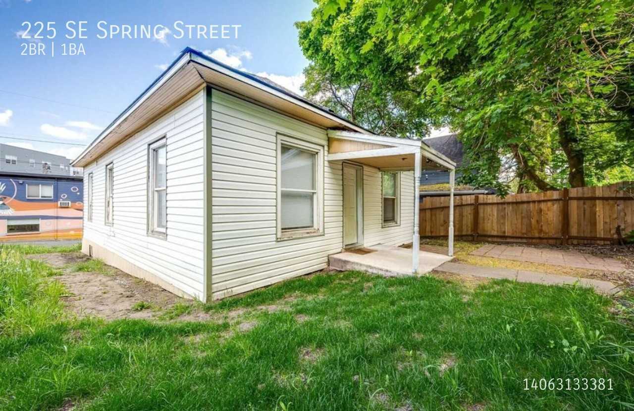 225 Se Spring St - Photo 3 of 20