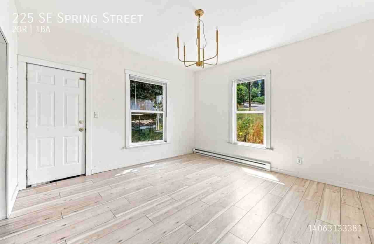 225 Se Spring St - Photo 5 of 20