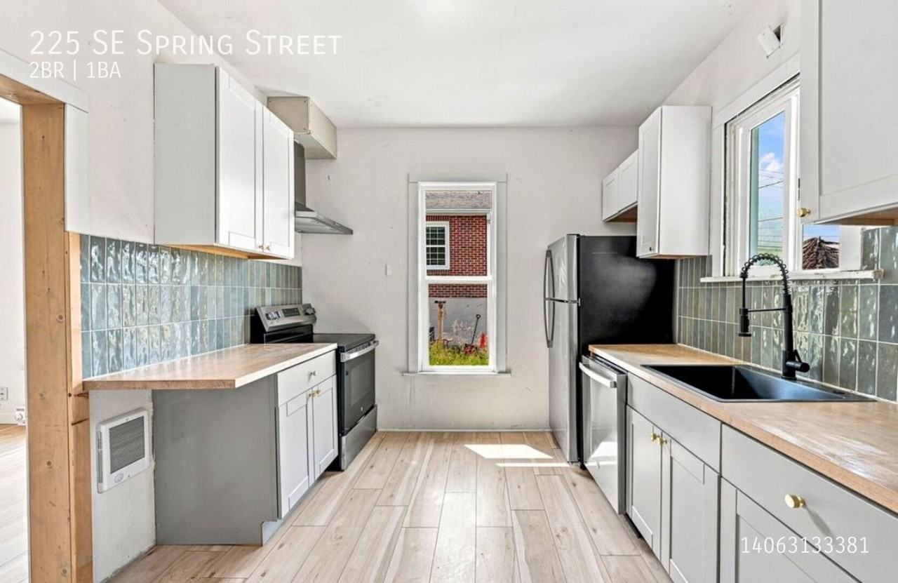 225 Se Spring St - Photo 4 of 20