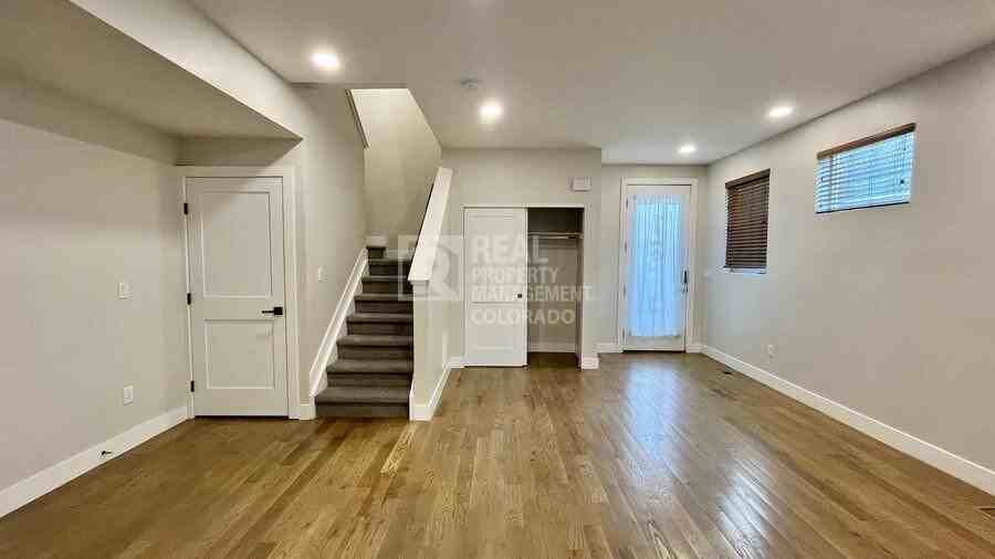 1326 N Knox Ct - Photo 3 of 23