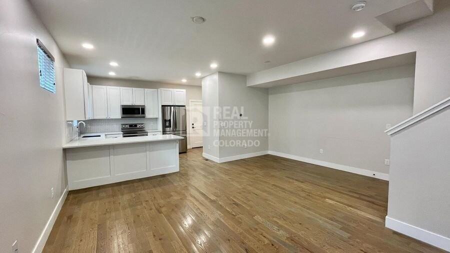 1326 N Knox Ct - Photo 4 of 23