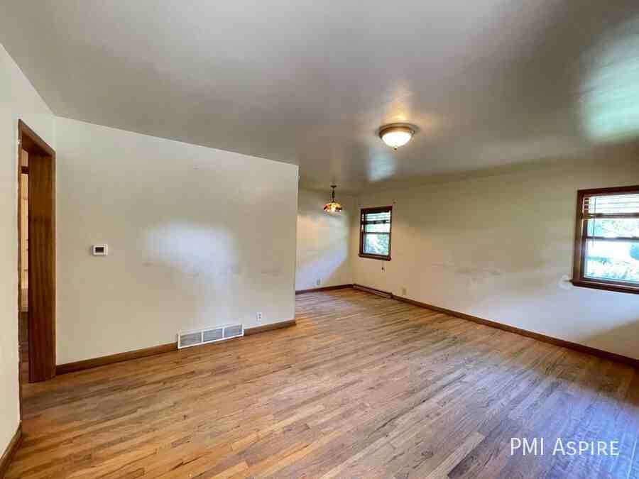 835 Bowen St - Photo 2 of 8