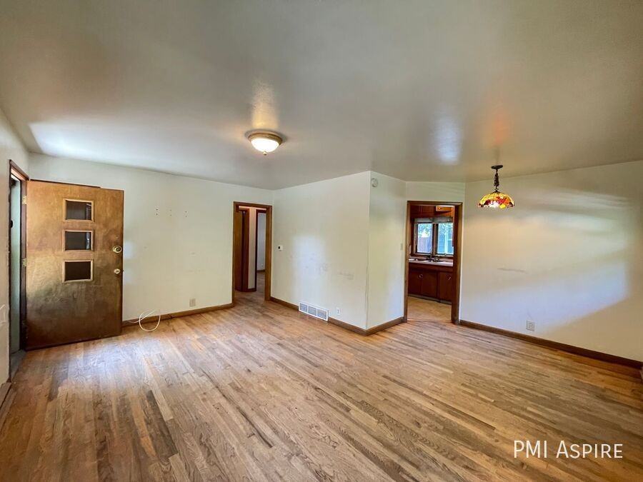 835 Bowen St - Photo 3 of 8