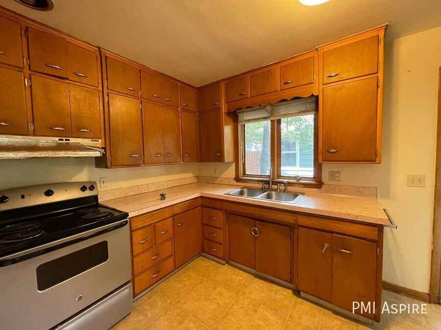 835 Bowen St - Photo 4 of 8