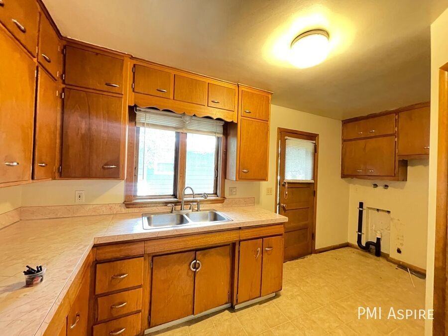 835 Bowen St - Photo 5 of 8
