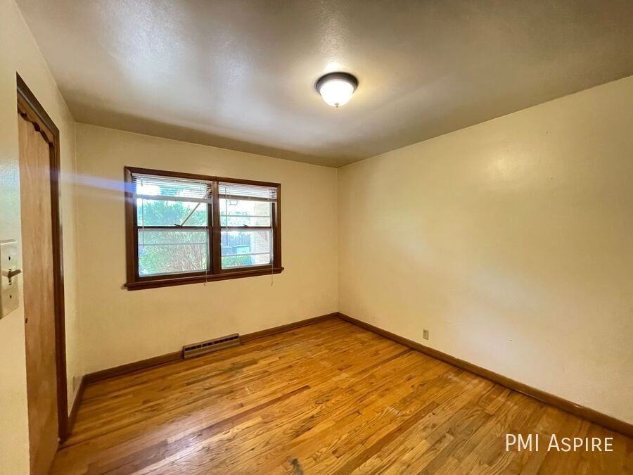 835 Bowen St - Photo 6 of 8