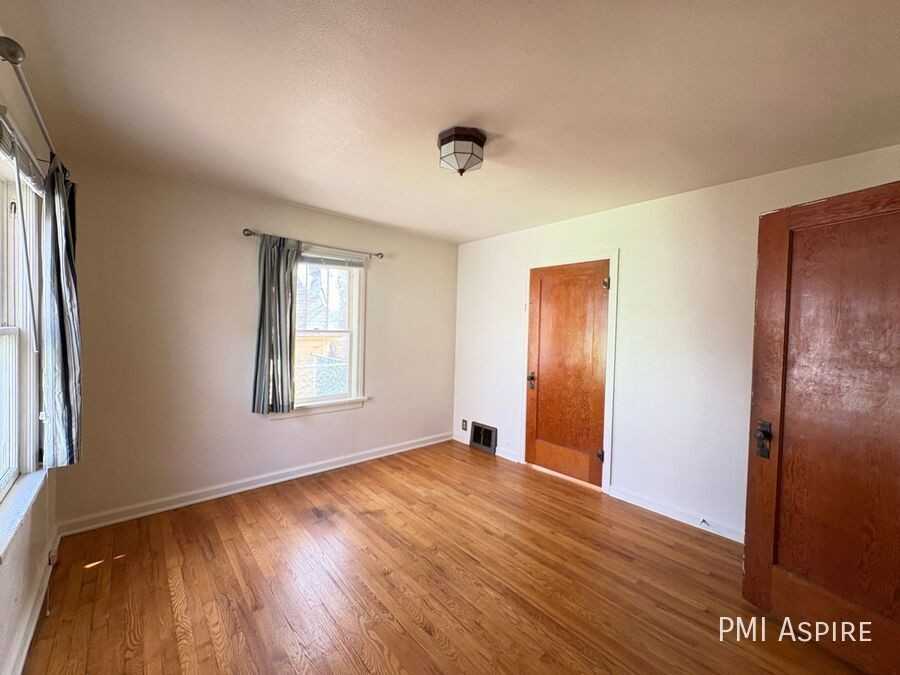 820 9th Ave - Photo 5 of 9