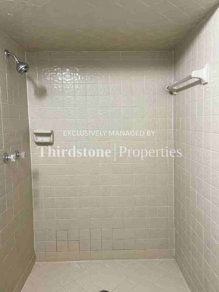 5128 Indian Lakes Ct #4 - Photo 7 of 17