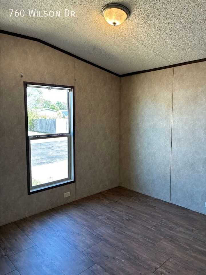 760 Wilson Dr - Photo 4 of 21