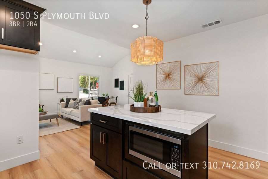 1050 S Plymouth Blvd - Photo 4 of 31
