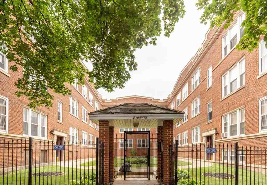 7502 N Hoyne Ave - Photo 2 of 8