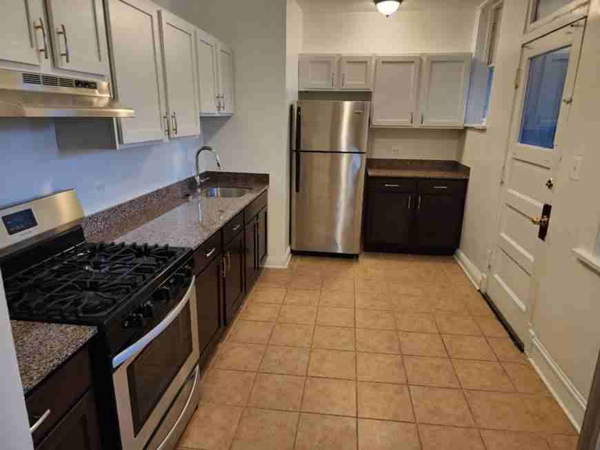 7502 N Hoyne Ave - Photo 3 of 8