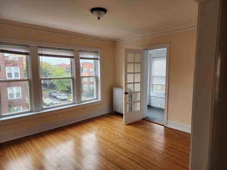 7502 N Hoyne Ave - Photo 4 of 8