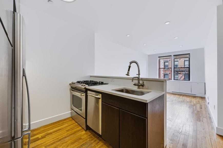156 Prince St - Photo 2 of 10