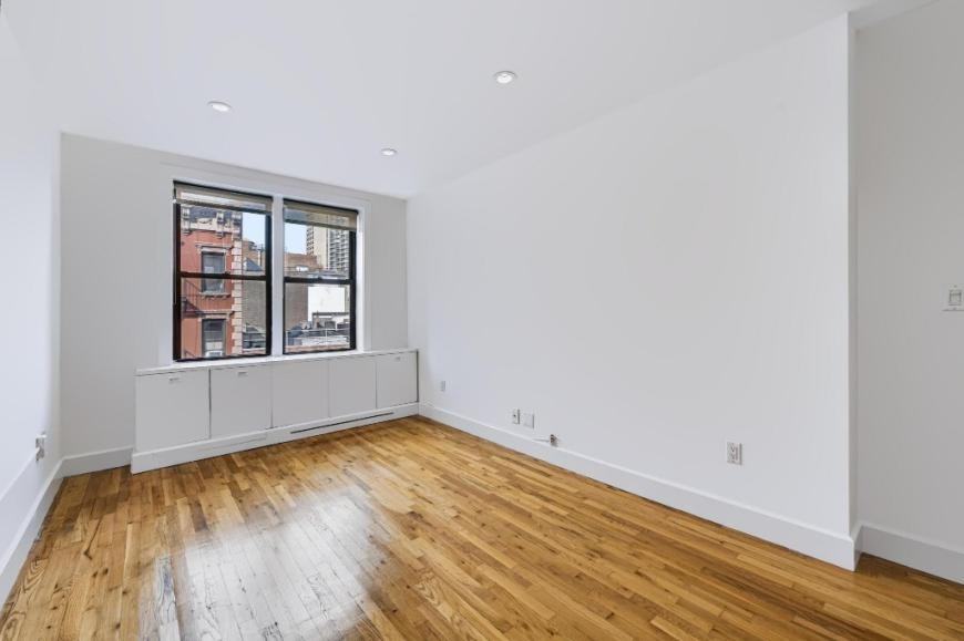 156 Prince St - Photo 4 of 10